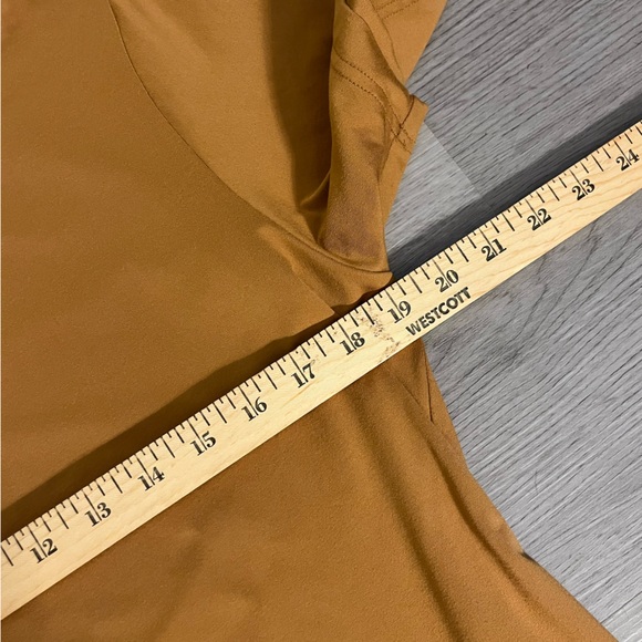 Alo T-Shirt - Picture 3 of 5